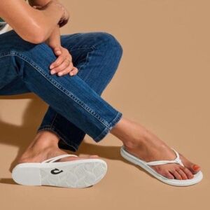 NWT Olukai 'Aka Sandals, White, Women's Size 8